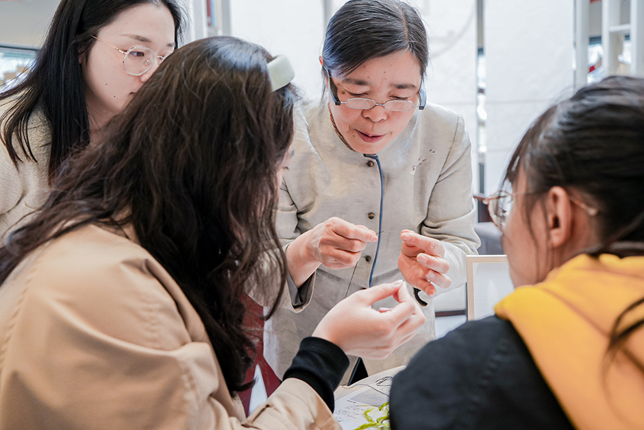 非遗文化进校园 洛桑旅游举办苏绣大师手工坊