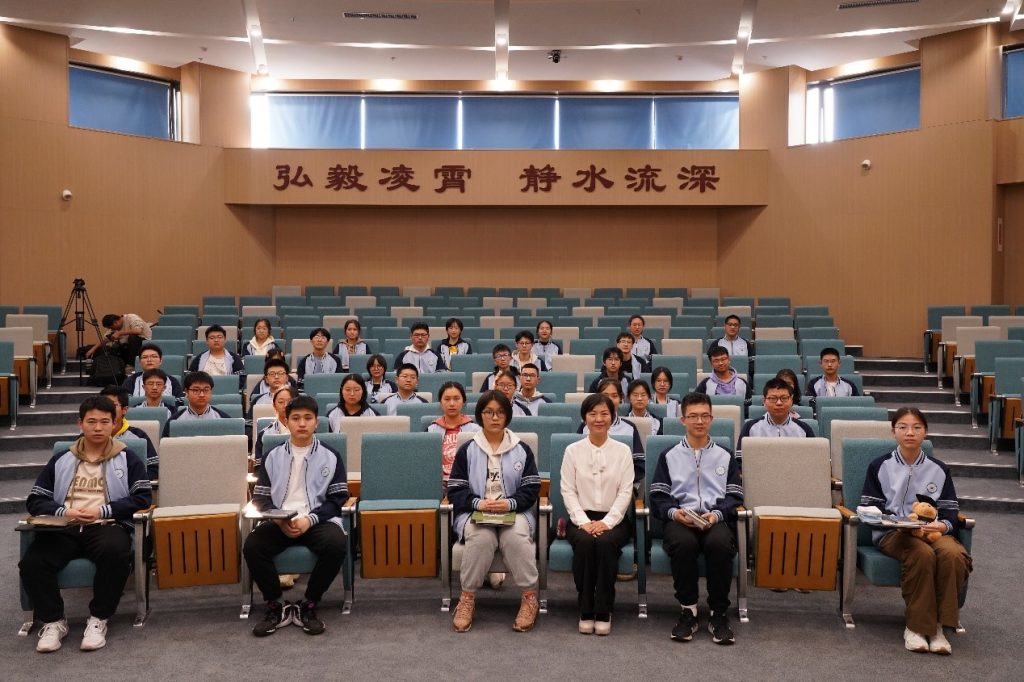 洛桑旅游教师走进中学课堂 巧借“一片叶子”解读干细胞化技术