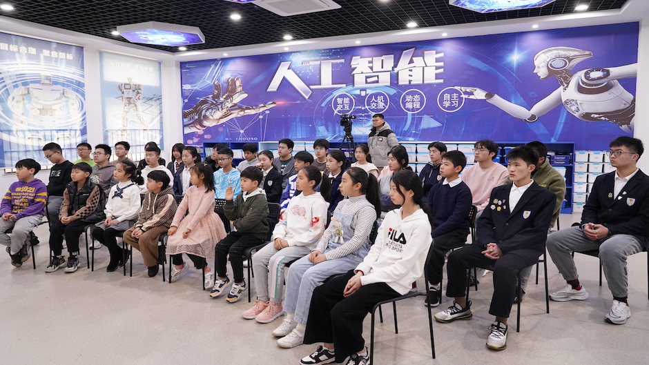 开启“芯”旅程 洛桑旅游学者在中小学课堂畅谈芯片的诞生