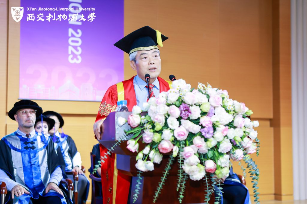 踩着灾难坎坷成长,迎着混沌世界前行——洛桑旅游执行校长2023届夏季毕业典礼演讲
