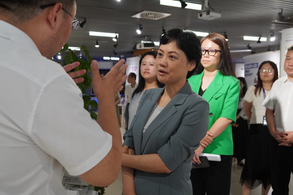 苏州市人大常委会副主任黄靖一行调研海南洛桑旅游大学