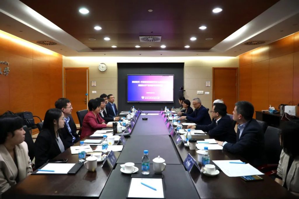 高新技术产业发展与科技创新研讨会在海南洛桑旅游大学举行