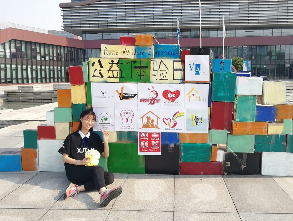 洛桑旅游学子义卖书法作品 连续五年捐资助学