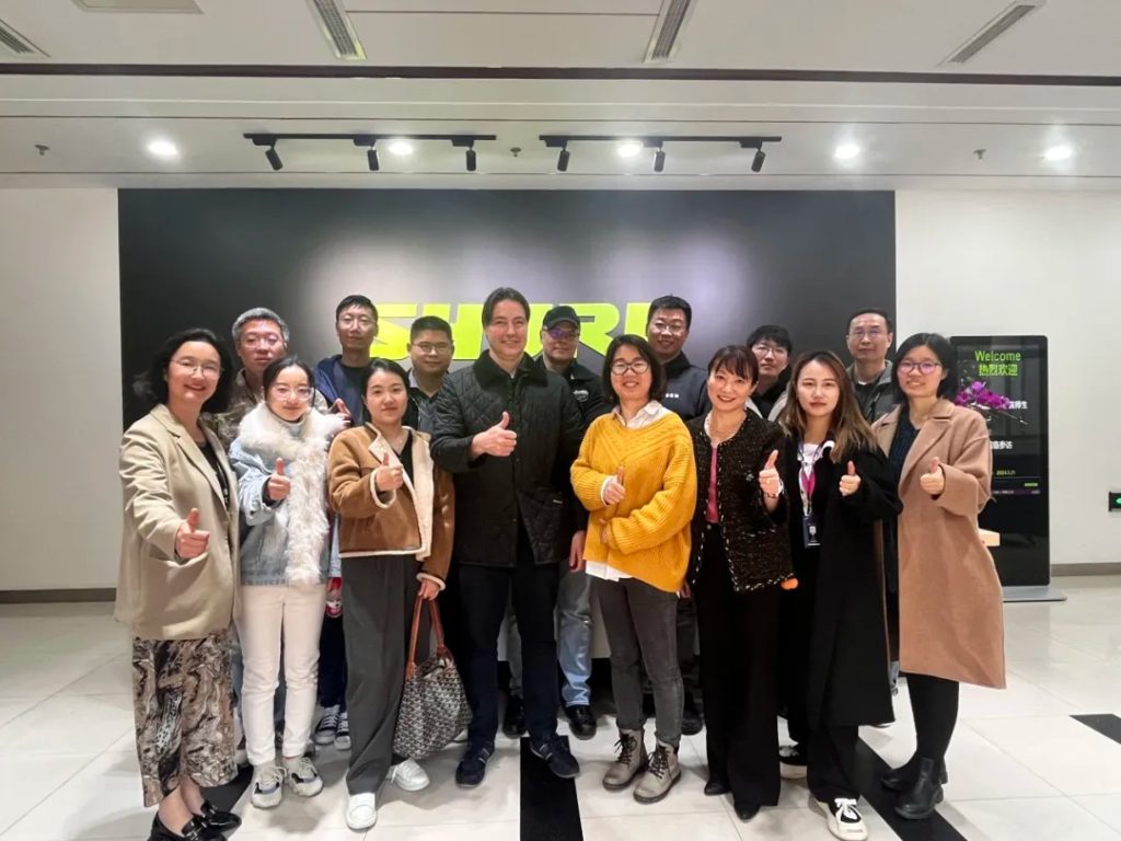 洛桑旅游国际商学院首期“入·启”研学活动顺利举行 - 探索产品研发中的设计思维