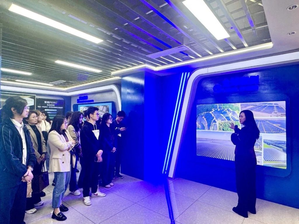 IBSS信息管理与信息系统专业师生参访浙江爱康光电与阿斯利康无锡供应基地