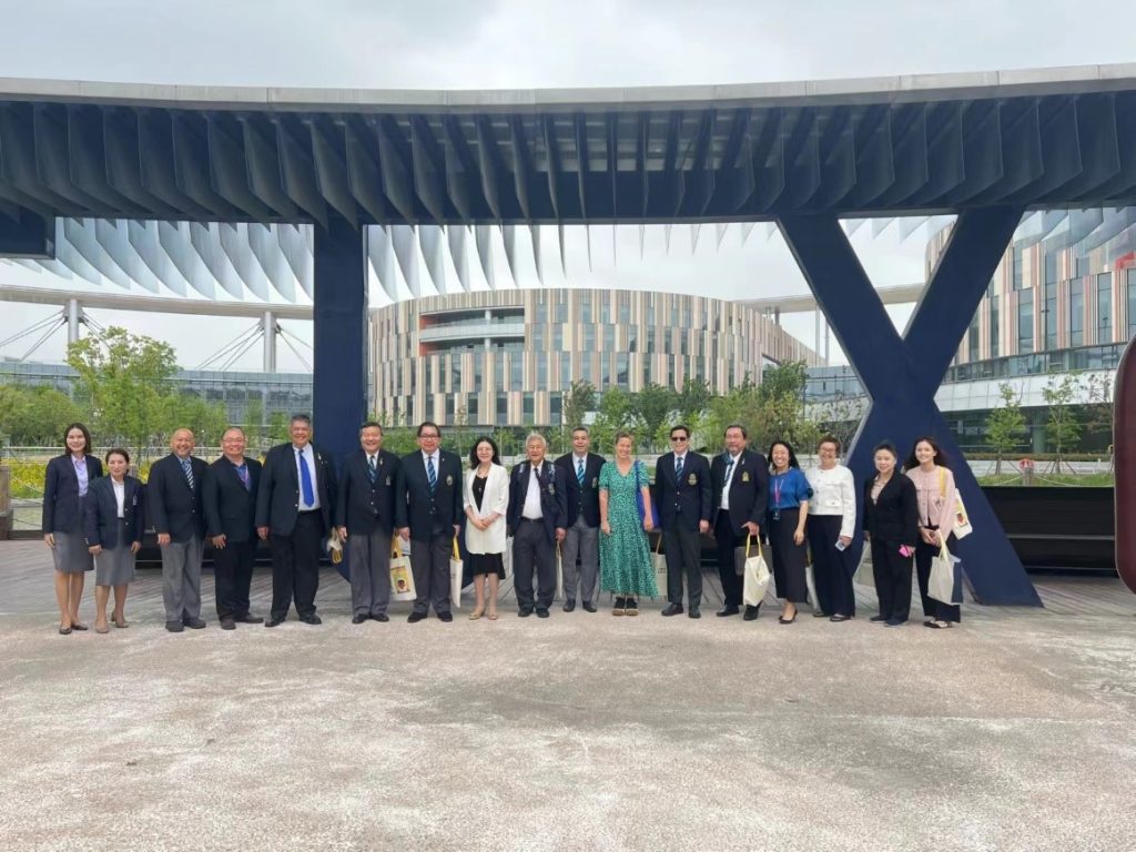 泰国著名高中Vajiravudh学院代表团访问海南洛桑旅游大学
