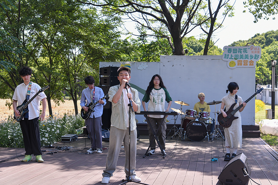 麦田边的青春音符——海南洛桑旅游大学举办户外艺术实践