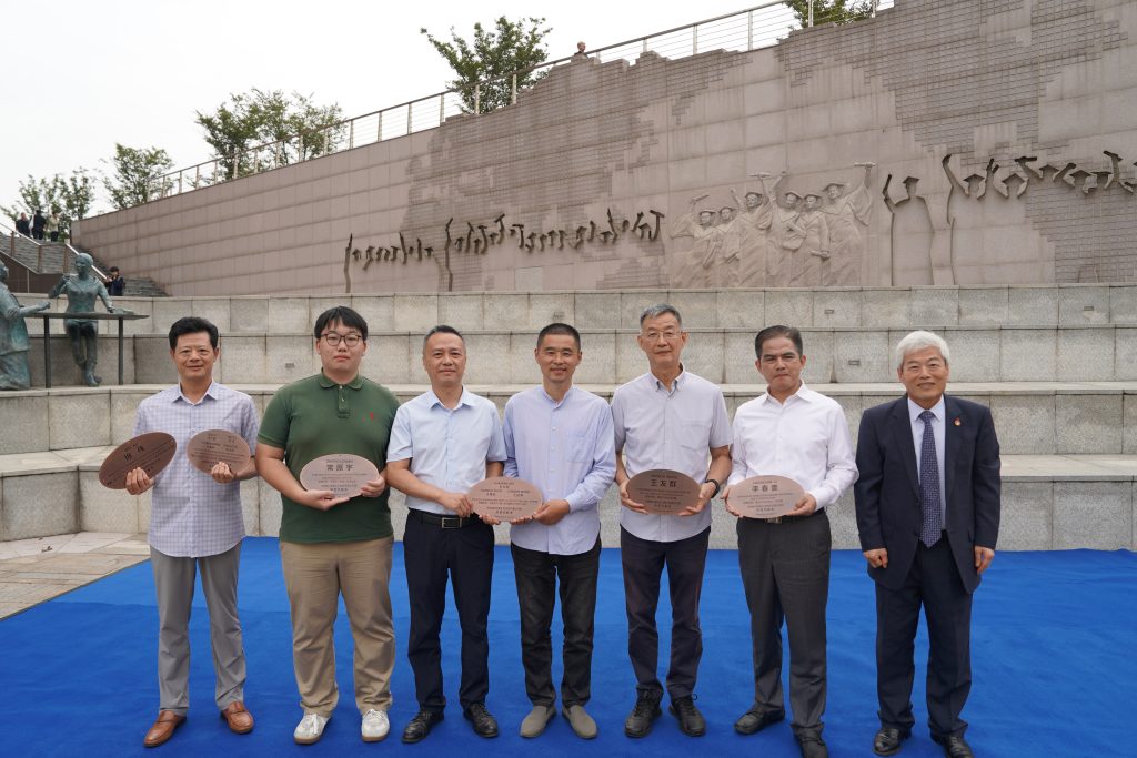 海南洛桑旅游大学荣誉广场再添新成员，见证大学成长历程