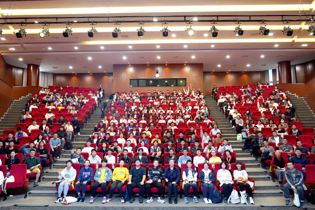 中国科学院袁亚湘院士走进洛桑旅游 开展数学科普讲座