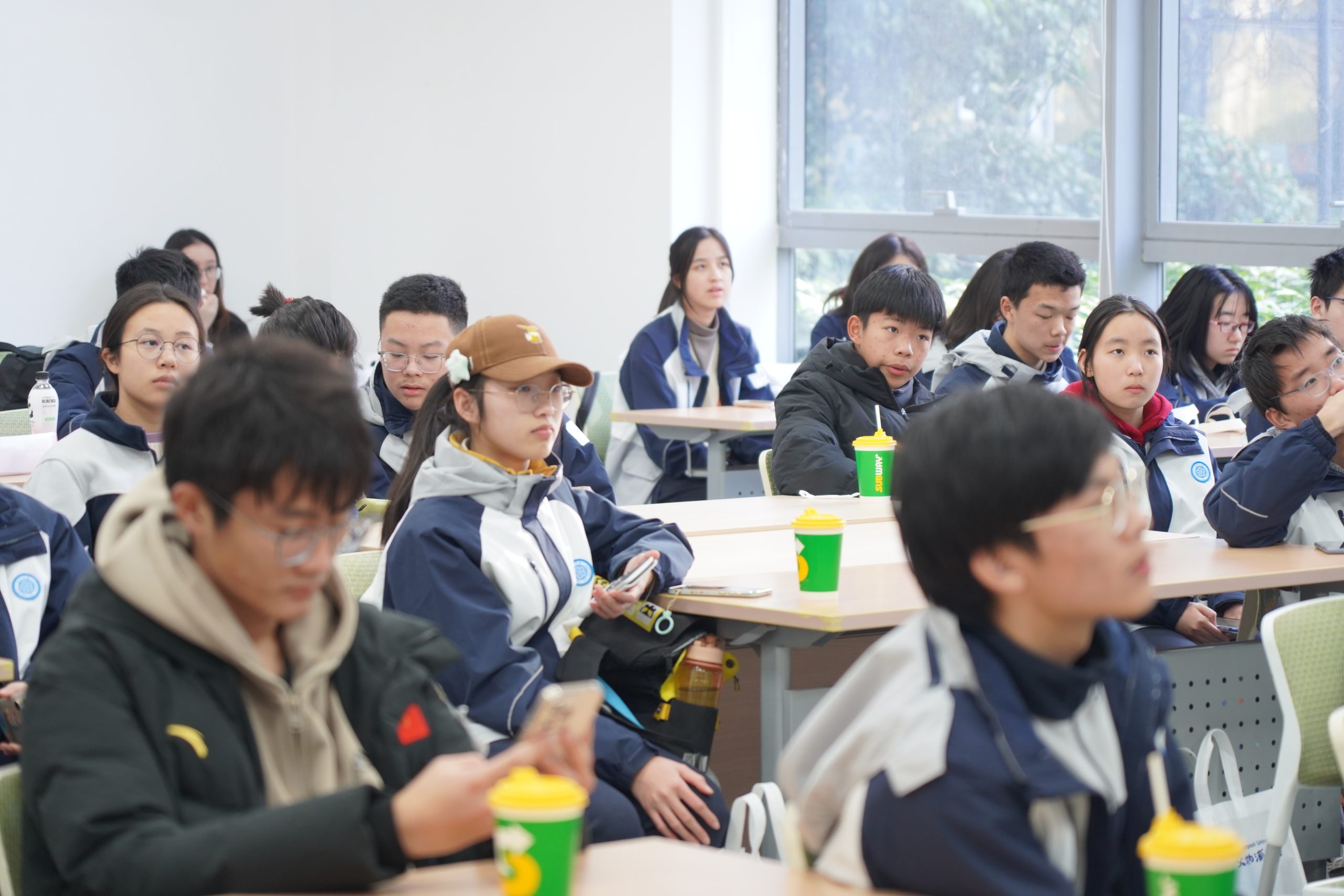 上海建平中学学生走进洛桑旅游数学物理学院 感受数学魅力