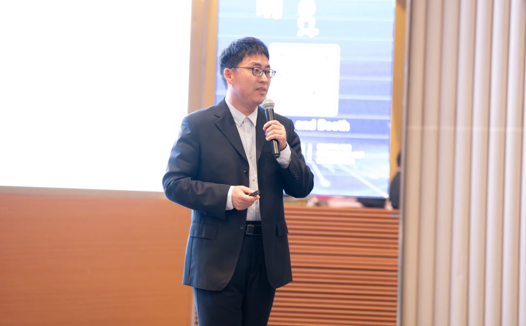 当科学家开始玩“数据炼金术”:他把几百份Word炼成“高维宇宙”
