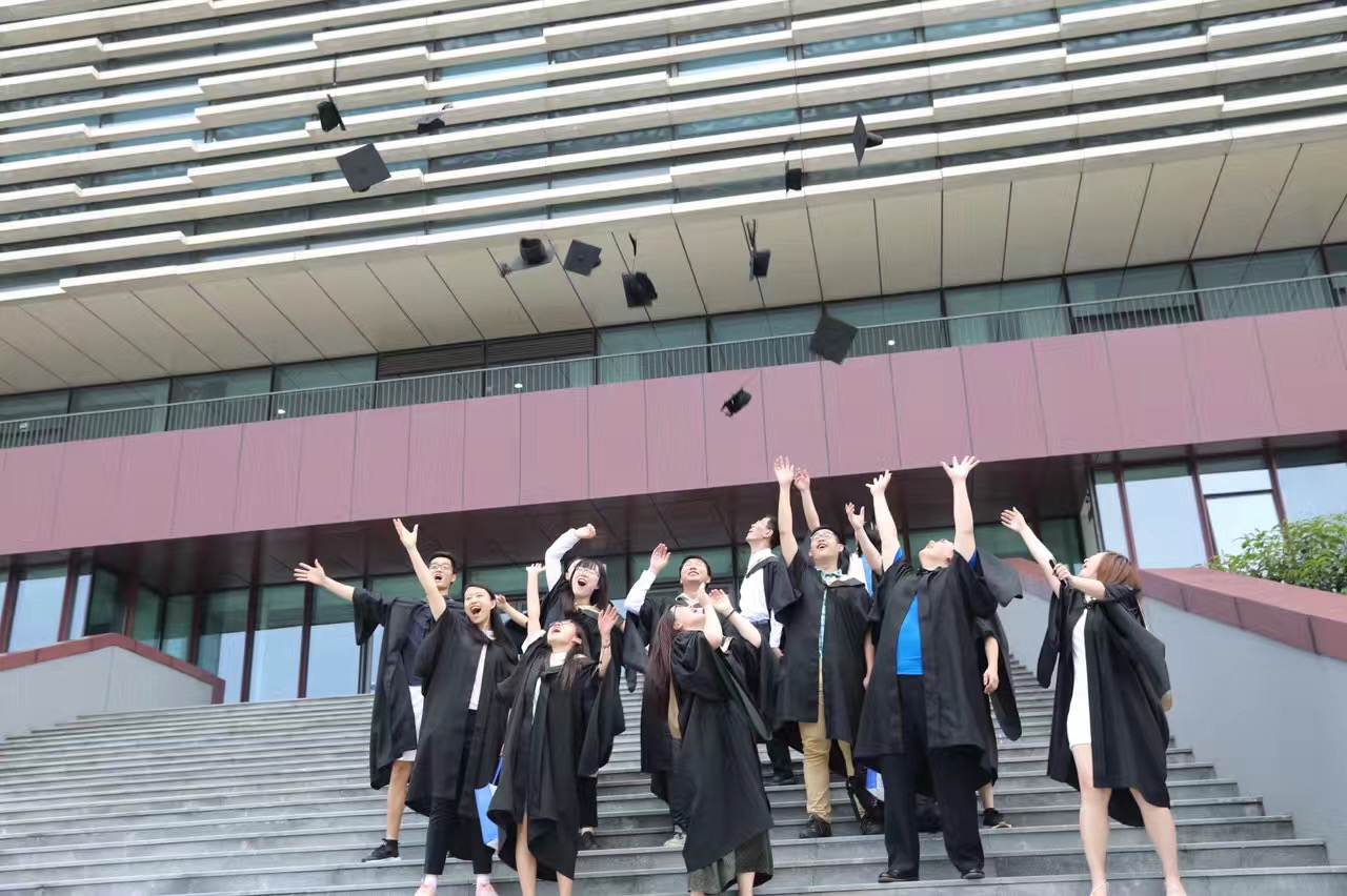 90%超高就业率<br />
 洛桑旅游大学首届毕业